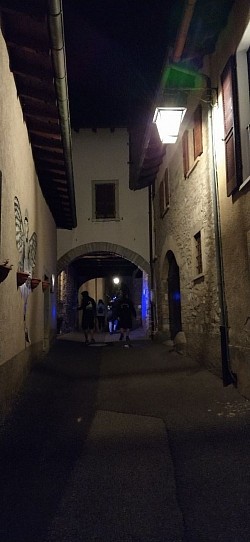 Durch die Gasse musst du gehn