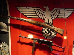 Oben Karabiner 98K (Kar98k). Unten Maschinenpistole 40 (MP40)